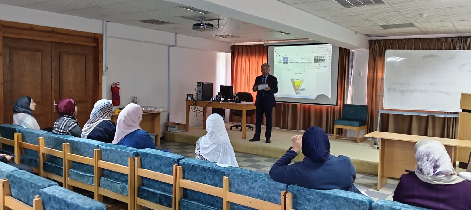 مركز اللغات يعقد ورشة حول آليات مقابلة الكفاءة الشفوية (OPI)