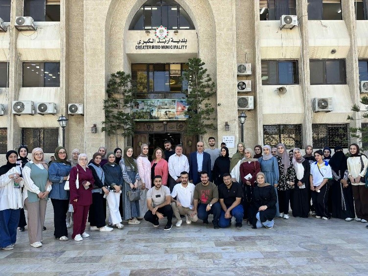 طلبة الهندسة المعمارية يناقشون مع 