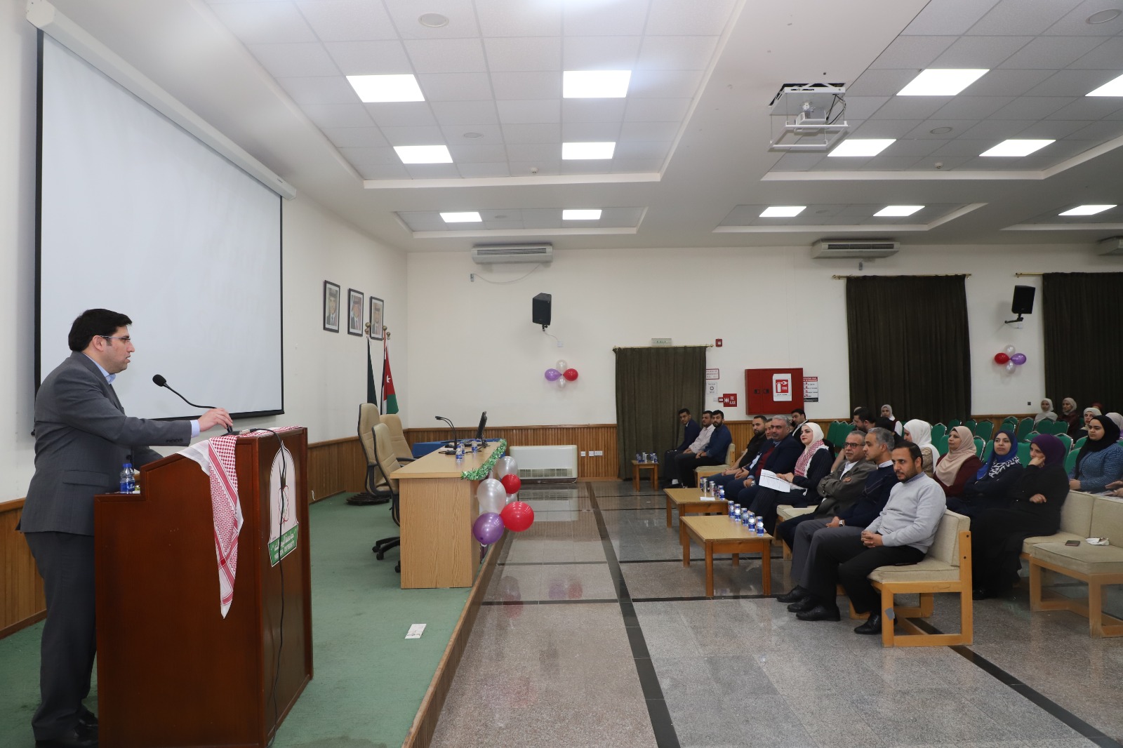 العتوم يرعى فعاليات "يوم الروبوتات والالكترونيات" في كلية الحجاوي- صور