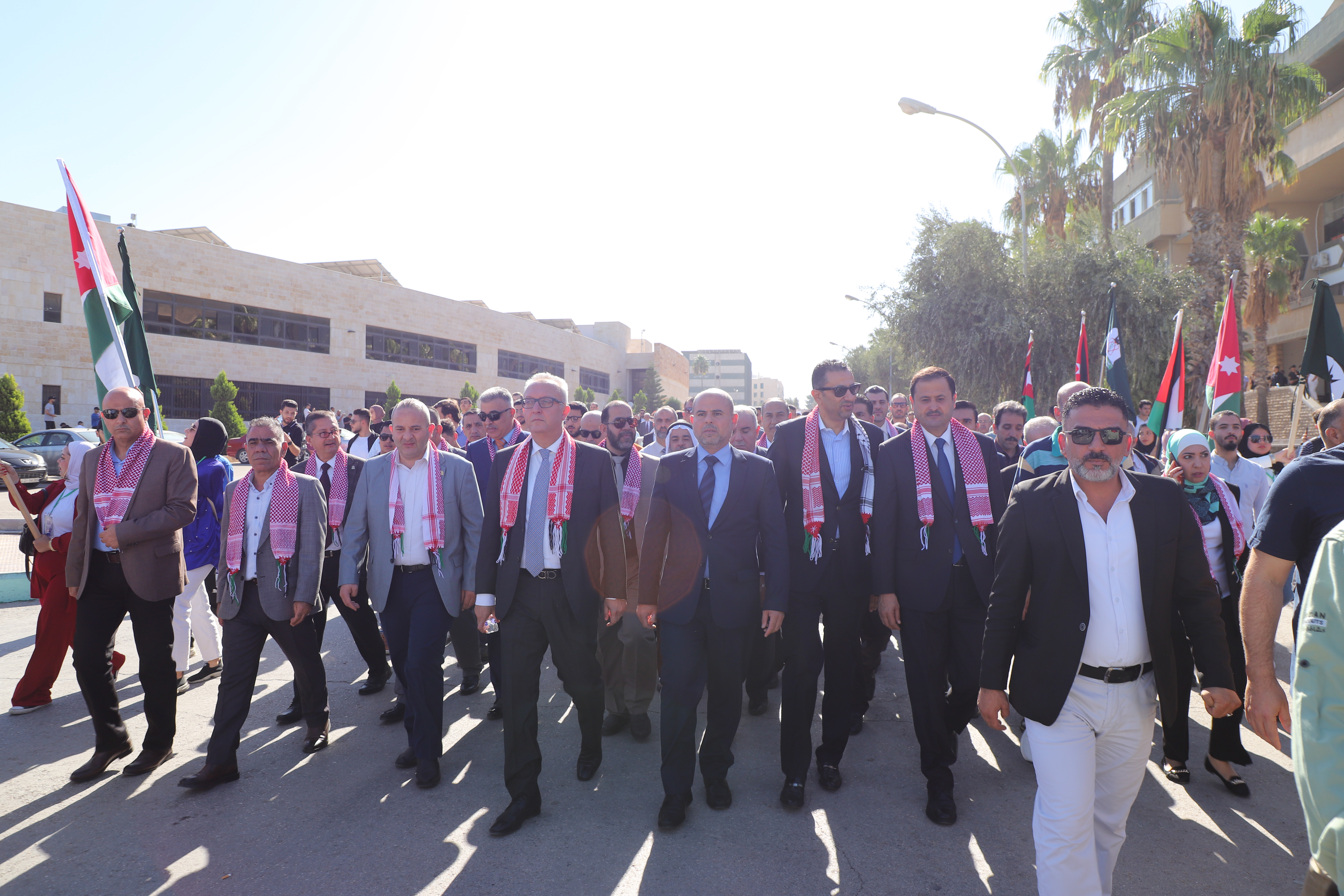 اليرموك تنظم مسيرة تضامنية دعما لغزة بمشاركة أعضاء من لجنة