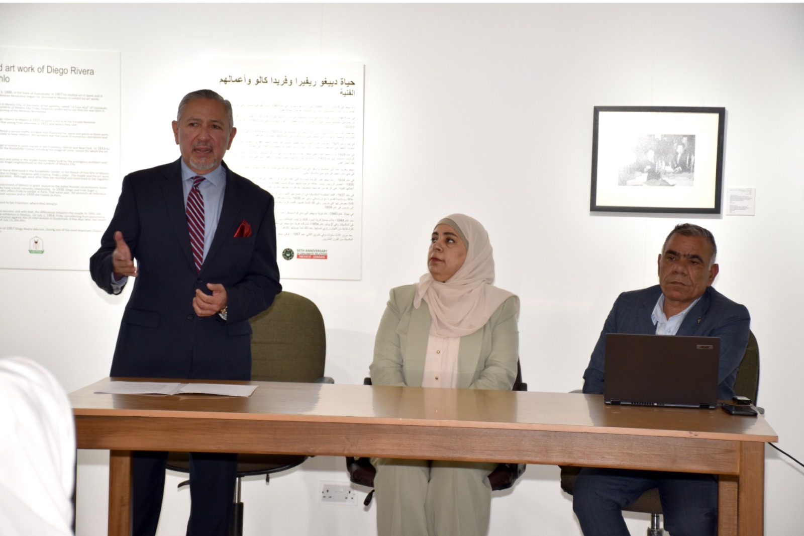 السفير المكسيكي يلتقي طلبة اللغة الإسبانية في لقاء ثقافي حول أعمال الفنانة فريدا كالو وزوجها دييغو ريفيرا