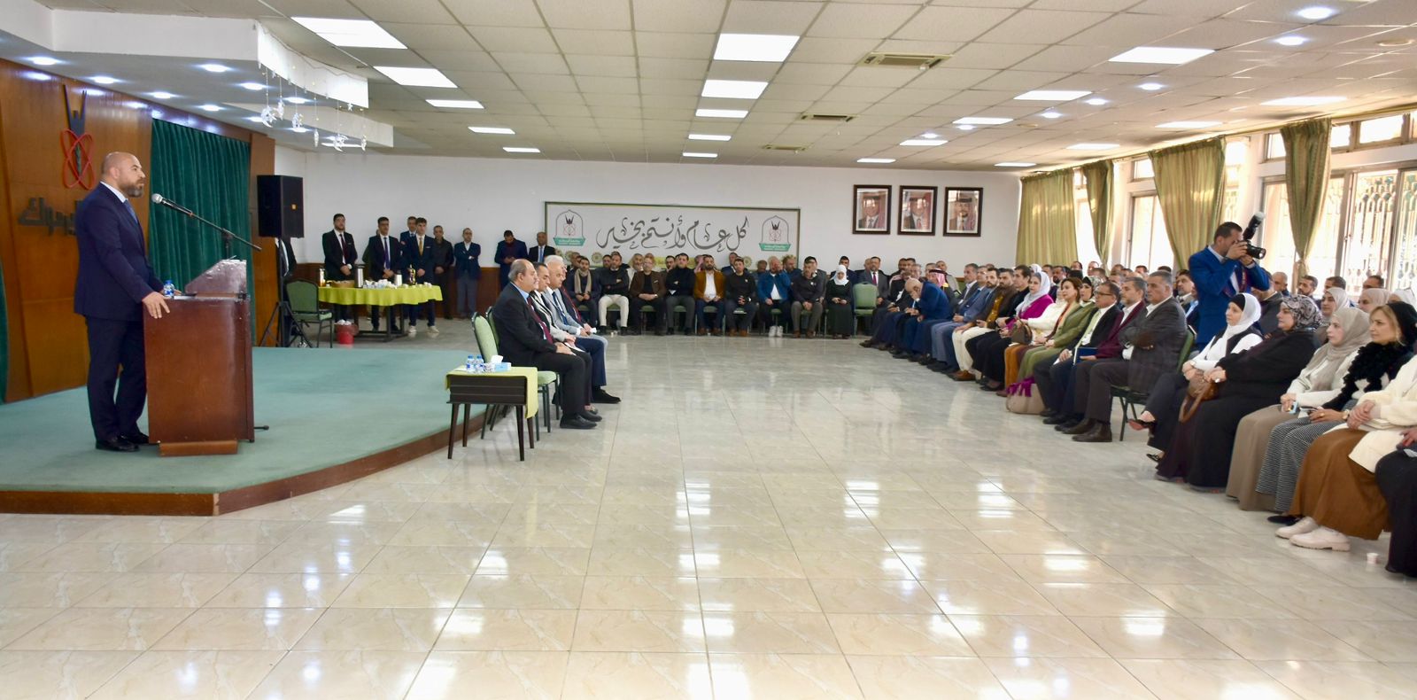 جامعة اليرموك تنظّم وقفة تضامنية مع شهداء الأمن العام خلال تبادل تهاني عيد الفطر السعيد