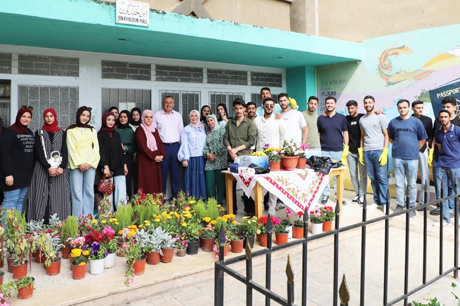 "مبادرة بيئية في اليرموك تعزز الاستدامة" طلبة السياحة يزرعون 100 وردة في الحرم الجامعي