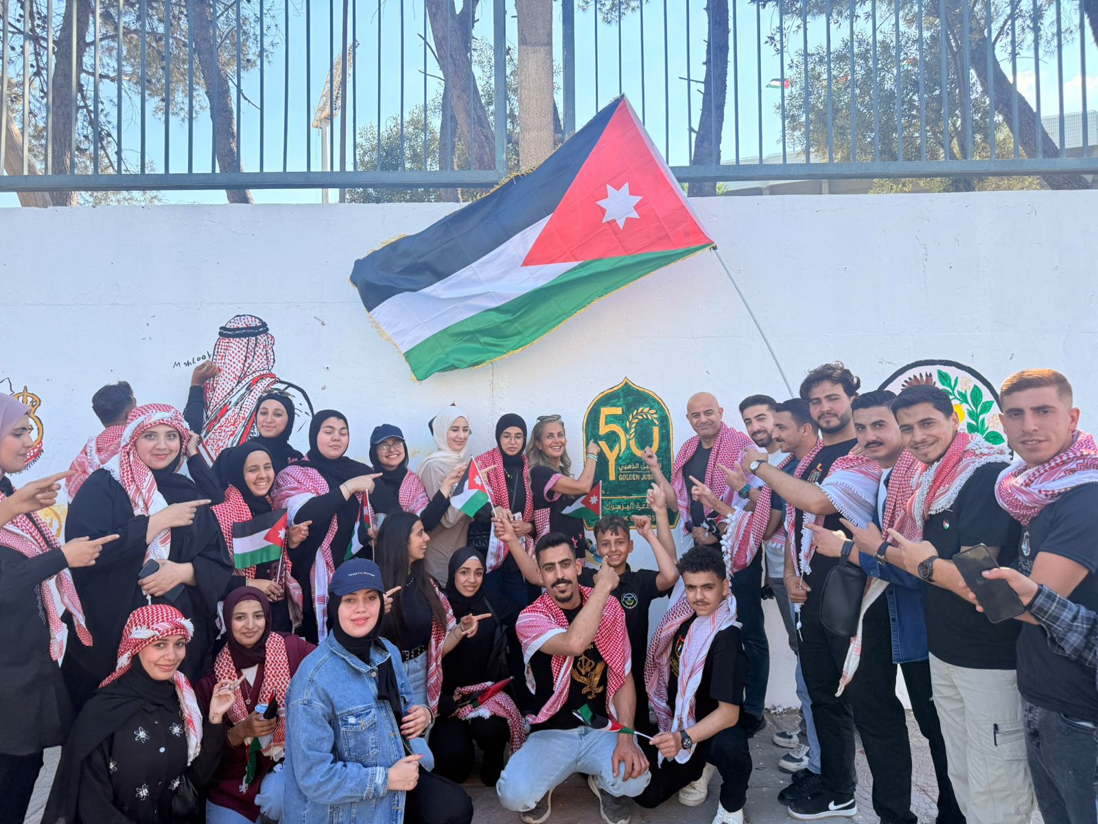 شواهدُ على المسيرة: طلبة «اليرموك» يرسمون حكاية الاستقلال واليوبيل الذهبي على جداريةٍ تزيّن إربد بالفخر والانتماء