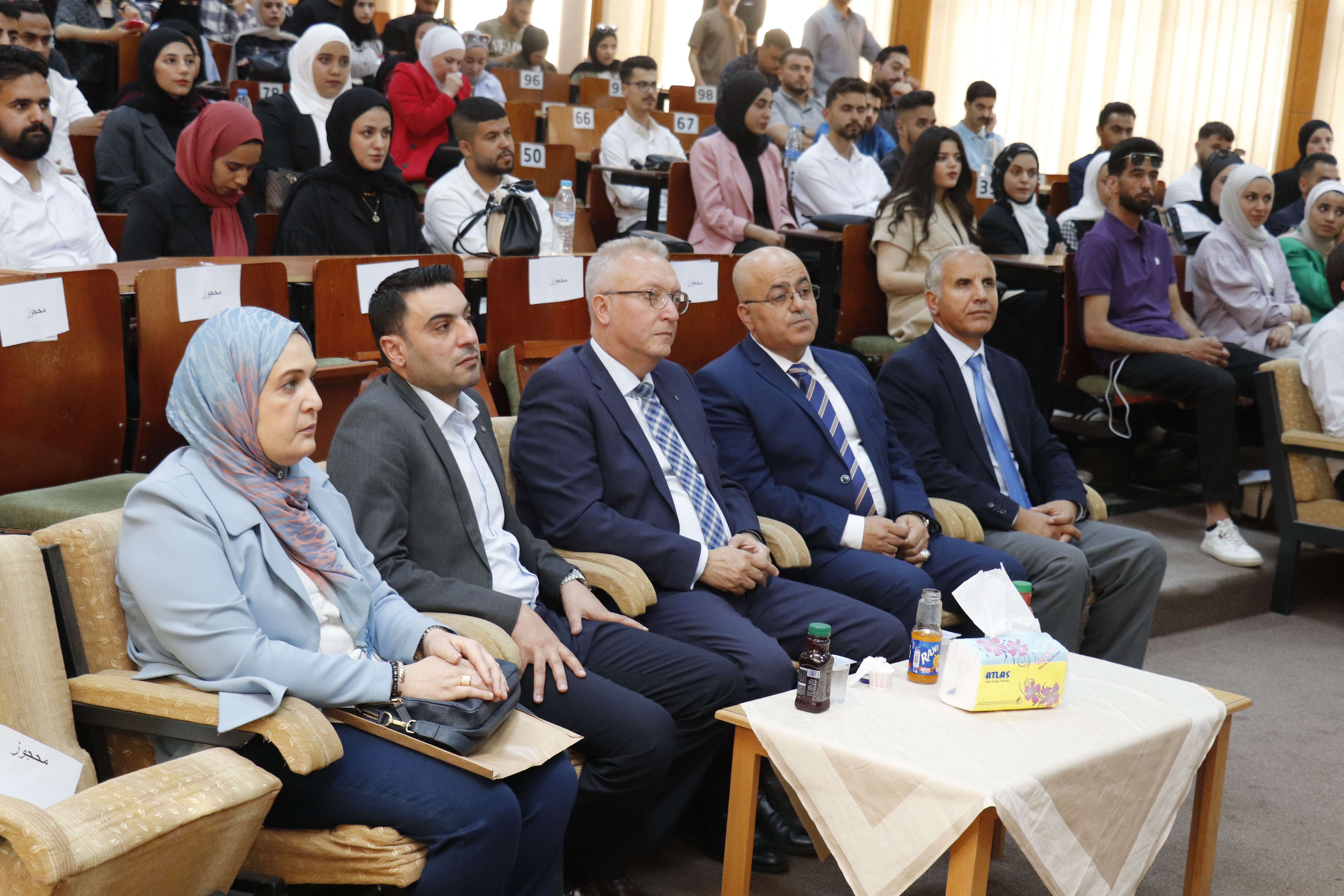 تخريج مجموعة من "طلبة السياحة" الحاصلين على شهادات محلية وعالمية في مجال السياحة والفنادق- صور